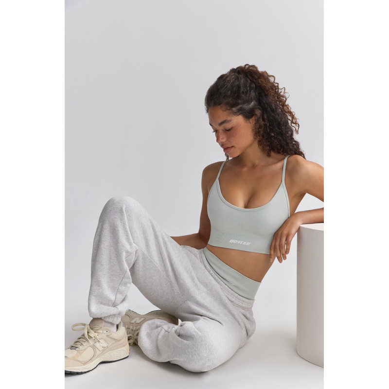 Super Sculpt Seamless Scoop-Neck Sports Bra in Fog